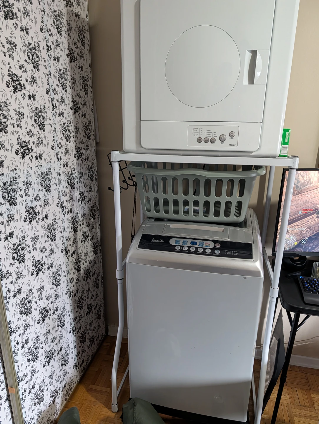 Haier Dryer and Avanti Washer Stacked Set