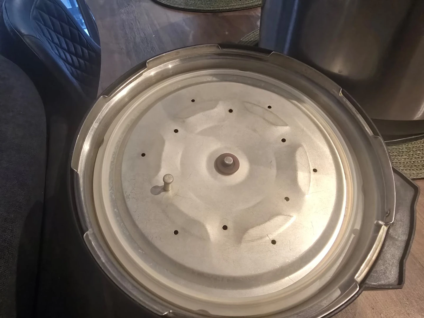 Starfrit 6L 6.3QT Pressure Cooker - photo 2