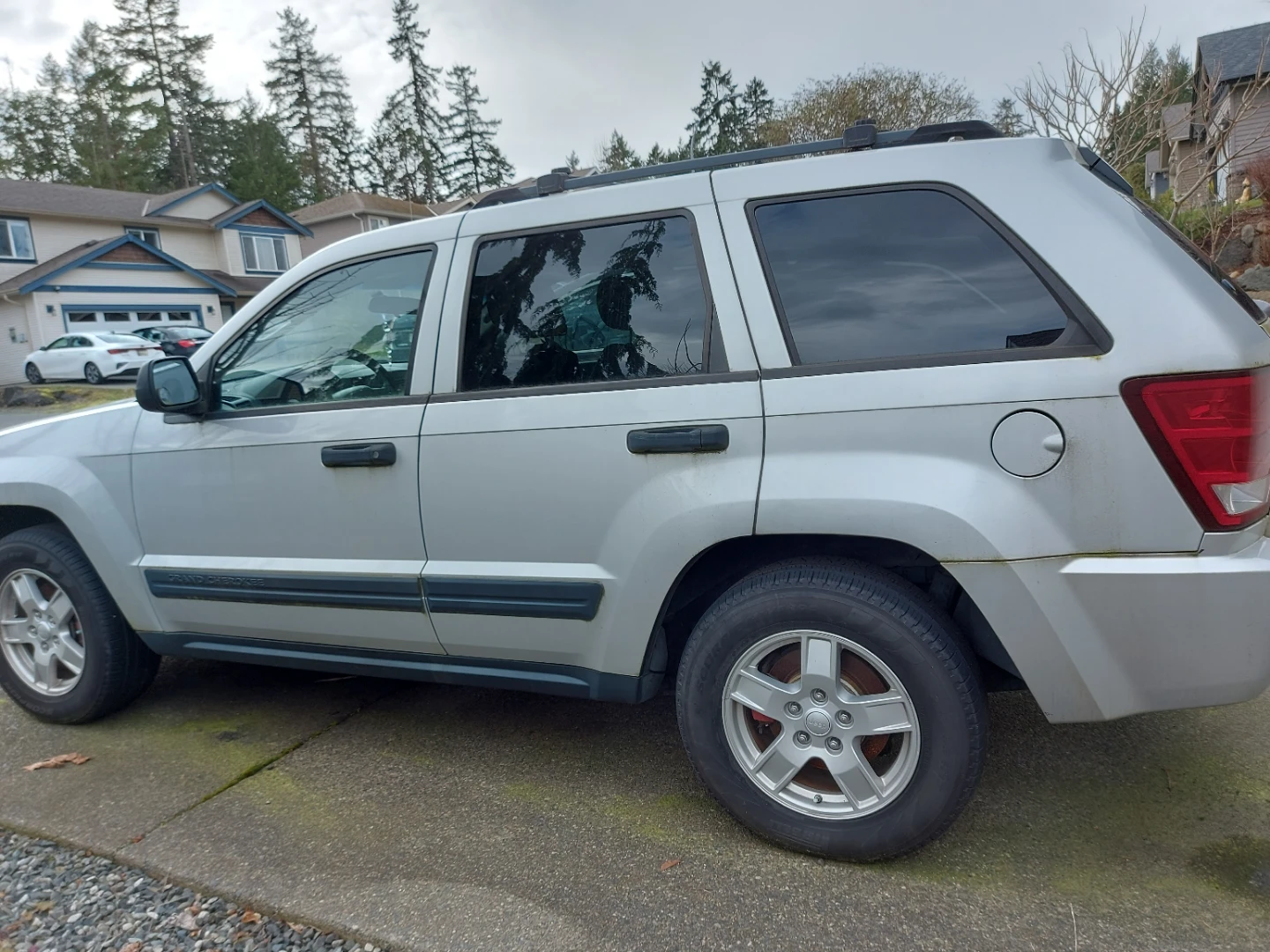 Silver Jeep Grand Cherokee Laredo