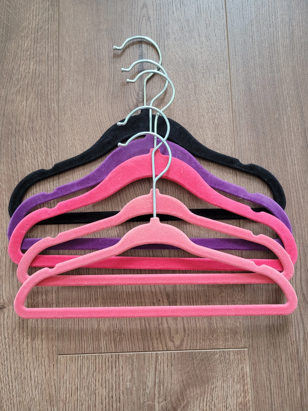 21 Kids Hangers - Plastic and Velvet