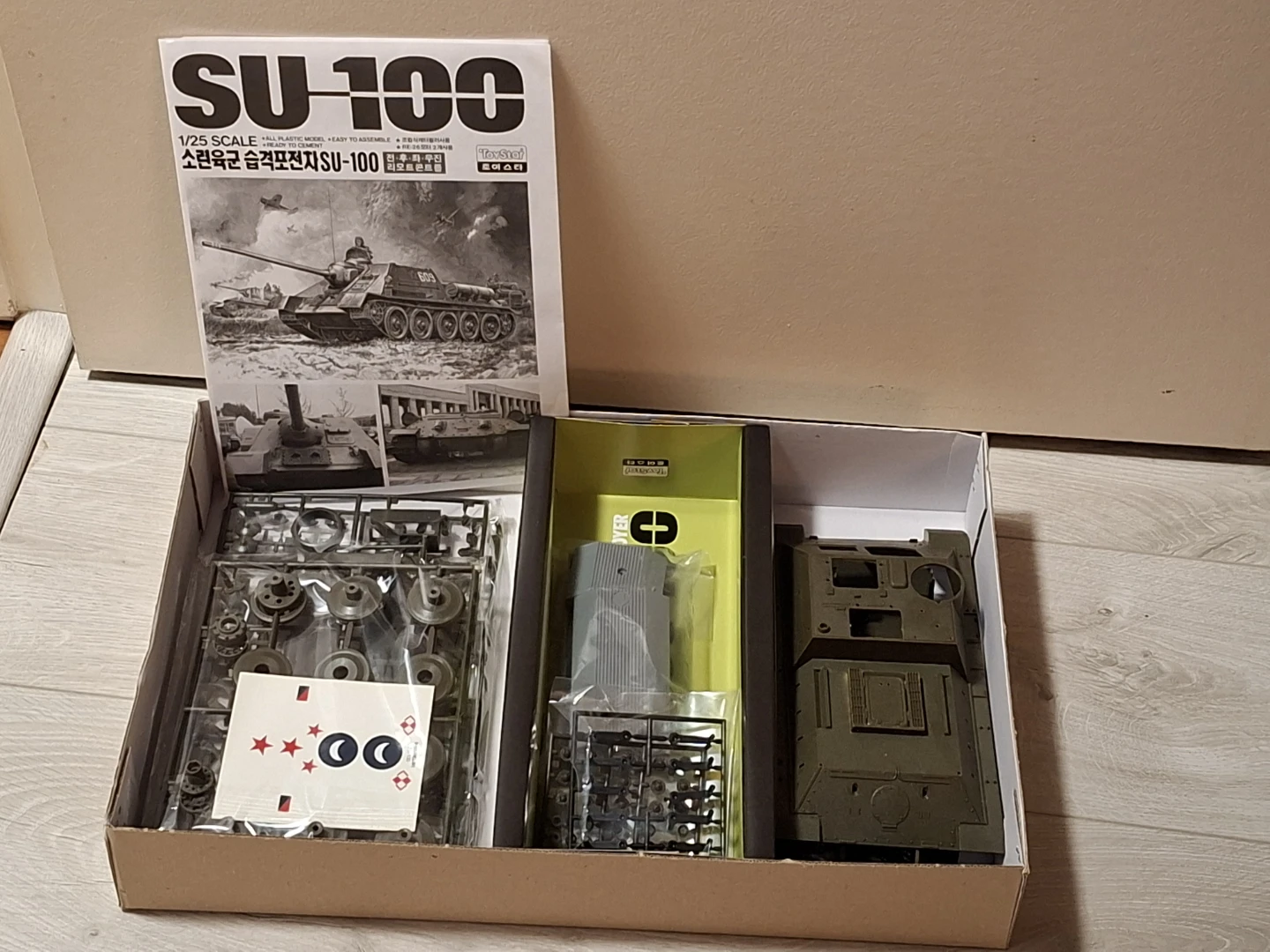 ToyStar SU-100 Russian Tank Destroyer Model Kit 1/25 Scale - photo 2