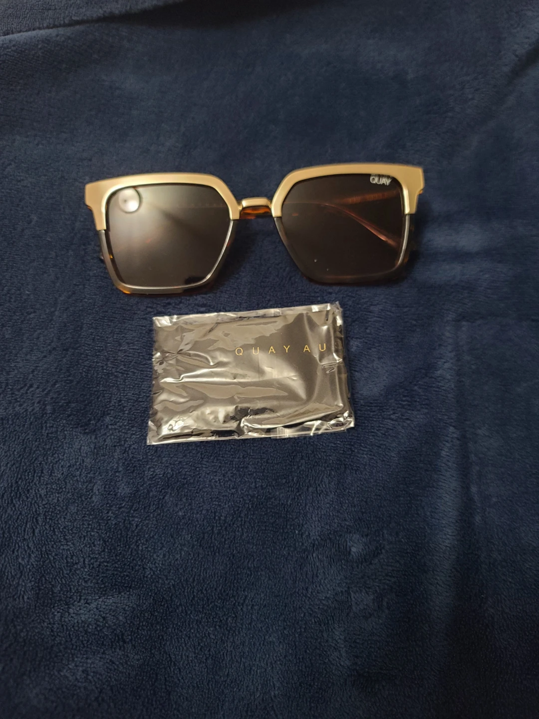 QUAY AUSTRALIA Sunglasses with Leopard Print Case - photo 2