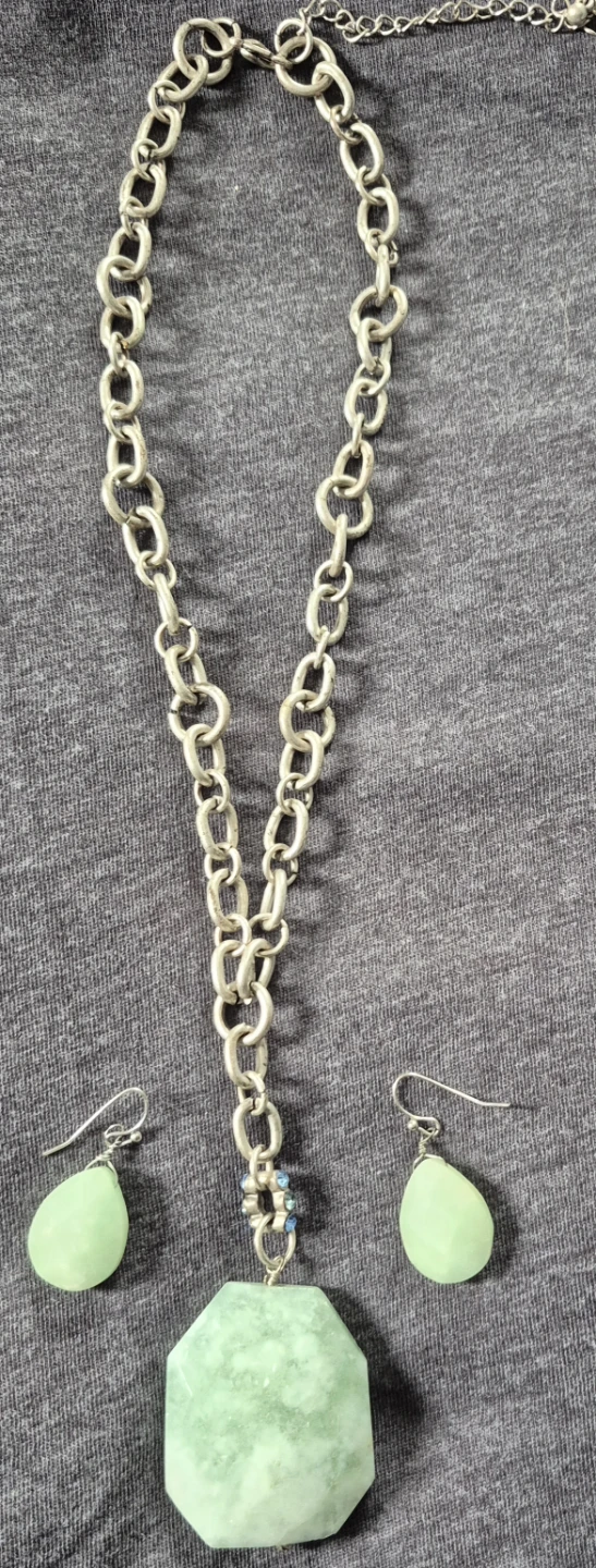 Silver Tone Chunky Chain Necklace with Green Jade🥕