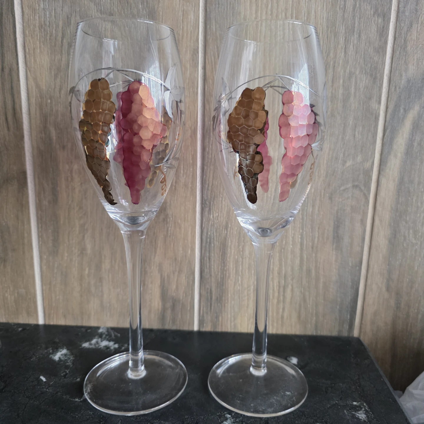 Used vintage Set of 2 Decorative Wine Glasses with Grapes
