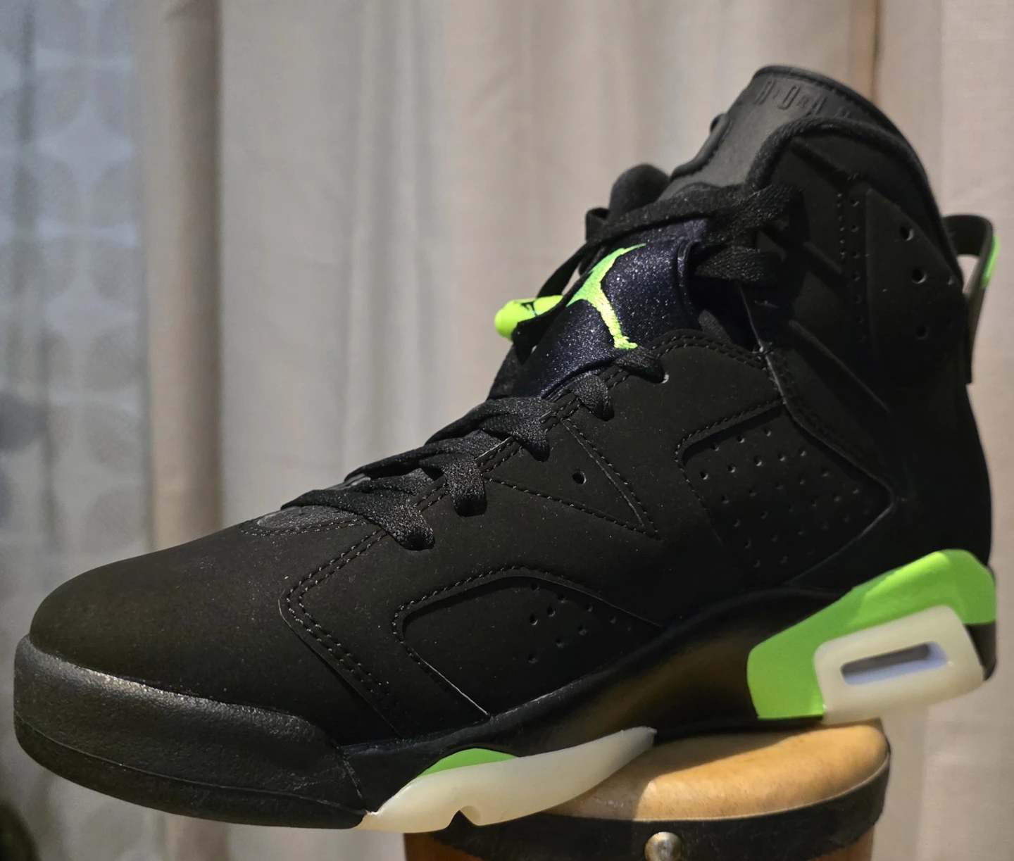 Air Jordan 6 Electric Green Size 8 (Brand New w/ Box)