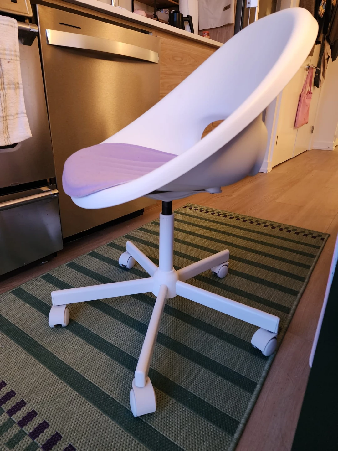 White Swivel Office Chair - photo 3