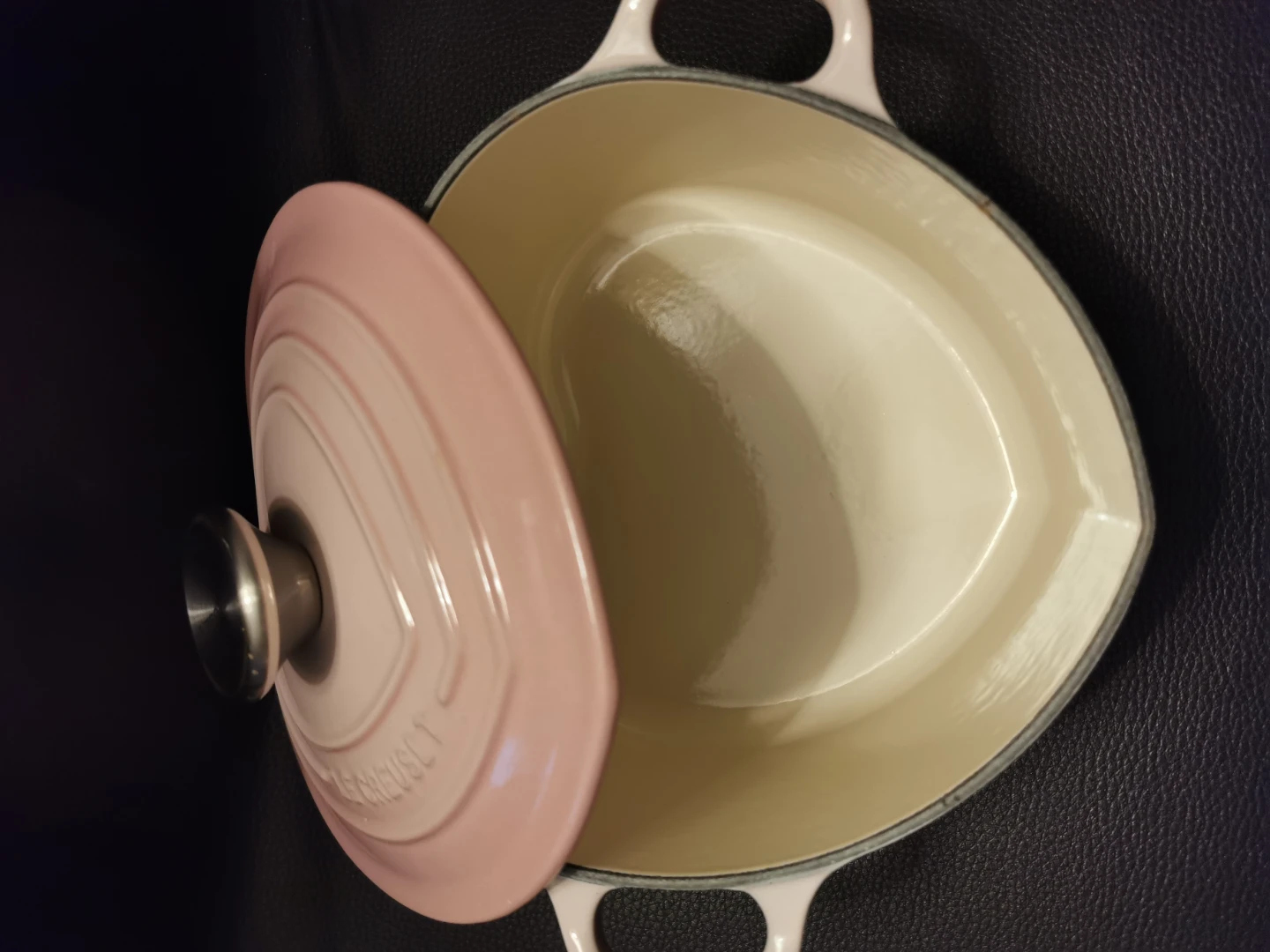 Le Creuset Heart Shaped Dutch Oven (New) - photo 2