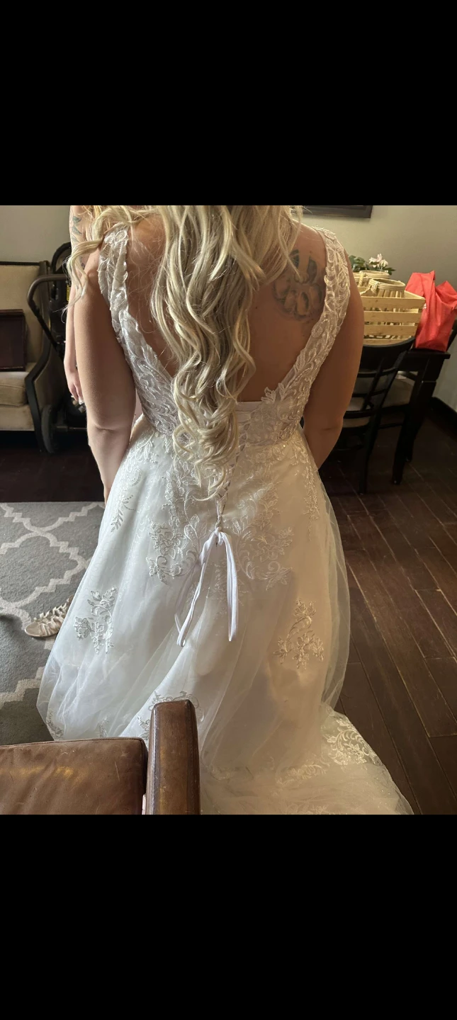 White Lace Wedding Dress with Train - photo 4