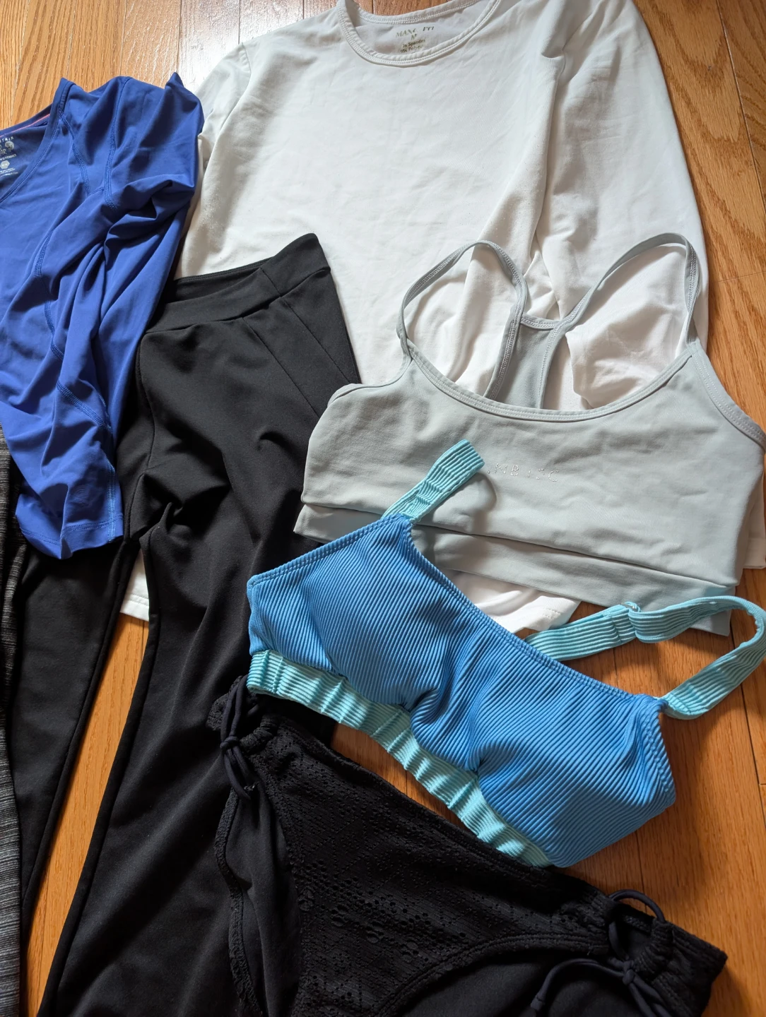 Women's Activewear Bundle Size M - 7 items - photo 3