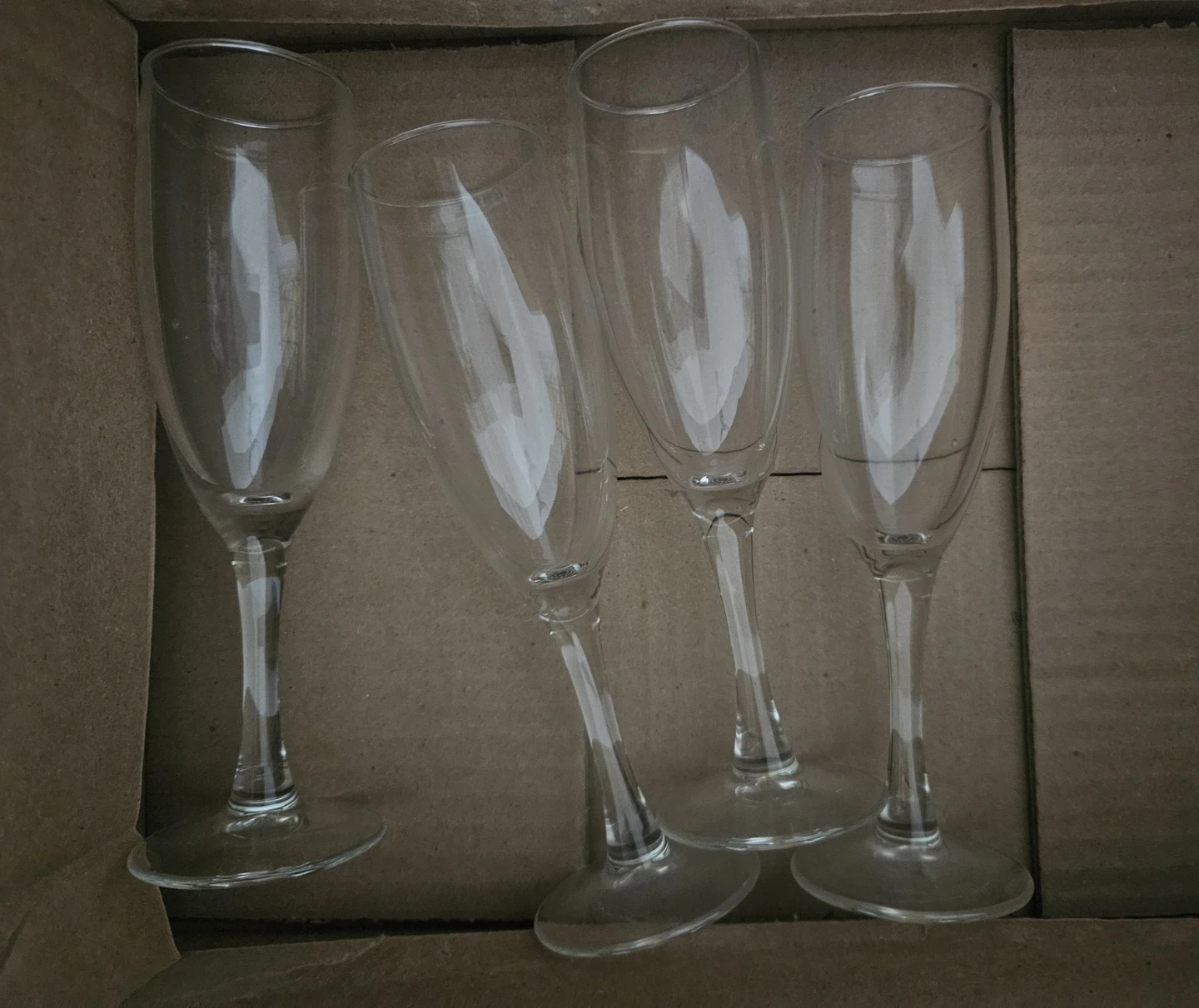 Set of 4 Clear Champagne Flutes 🧡