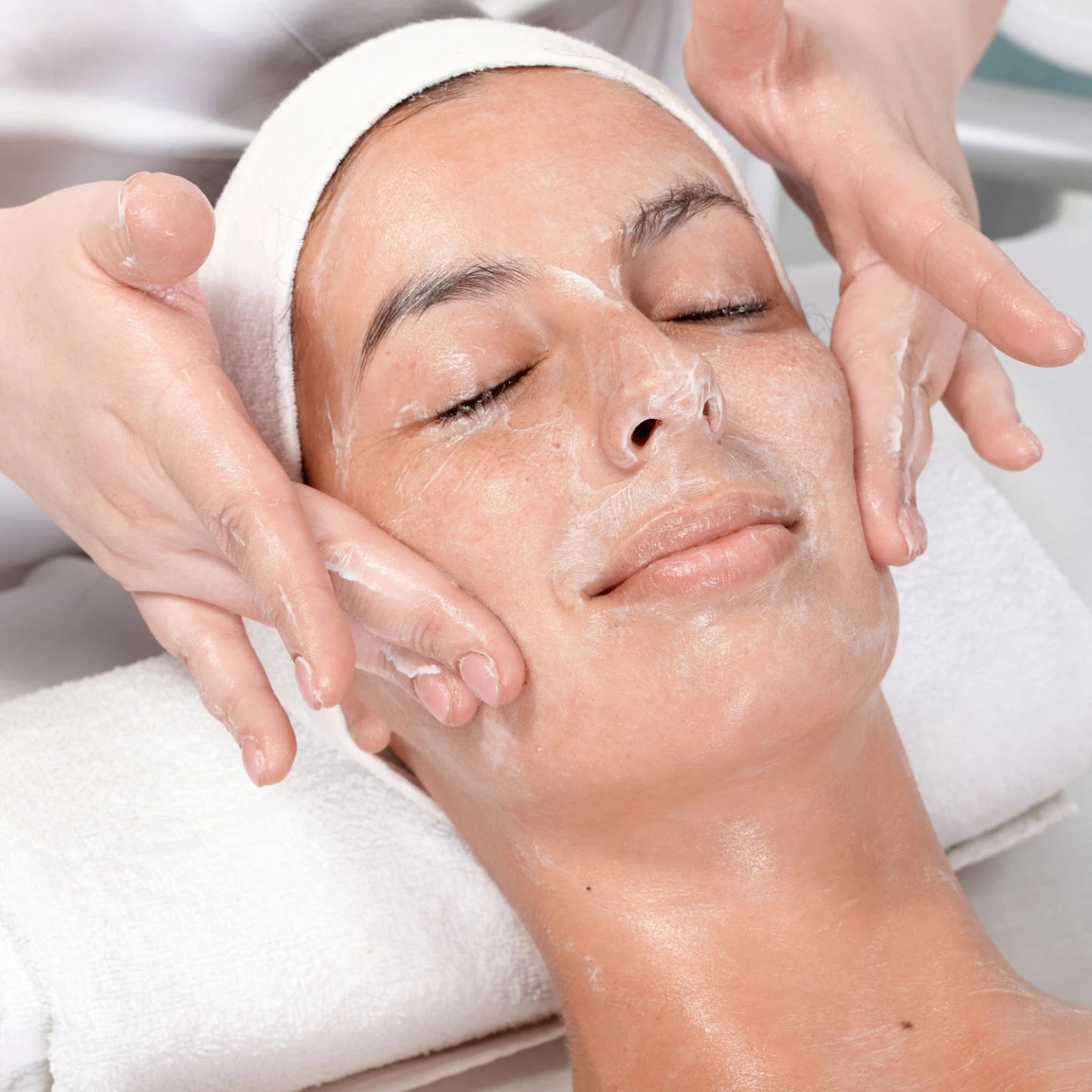 Facial Mask Application - photo 3