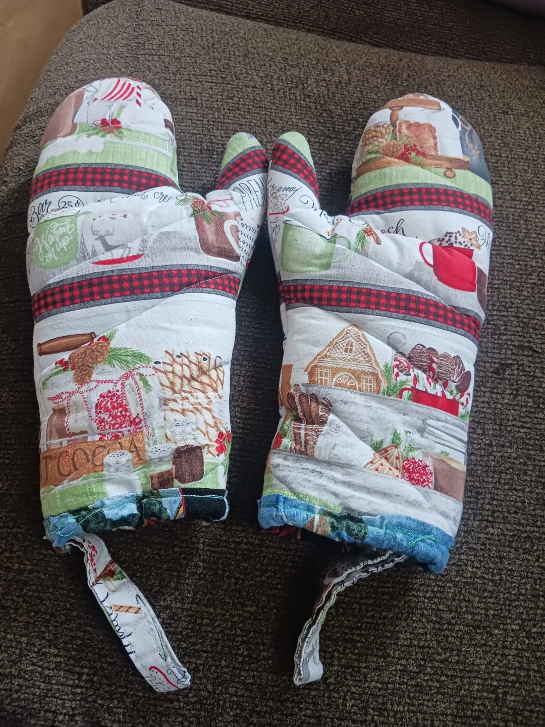 Quilted Oven Mitts - Winter Holiday Theme