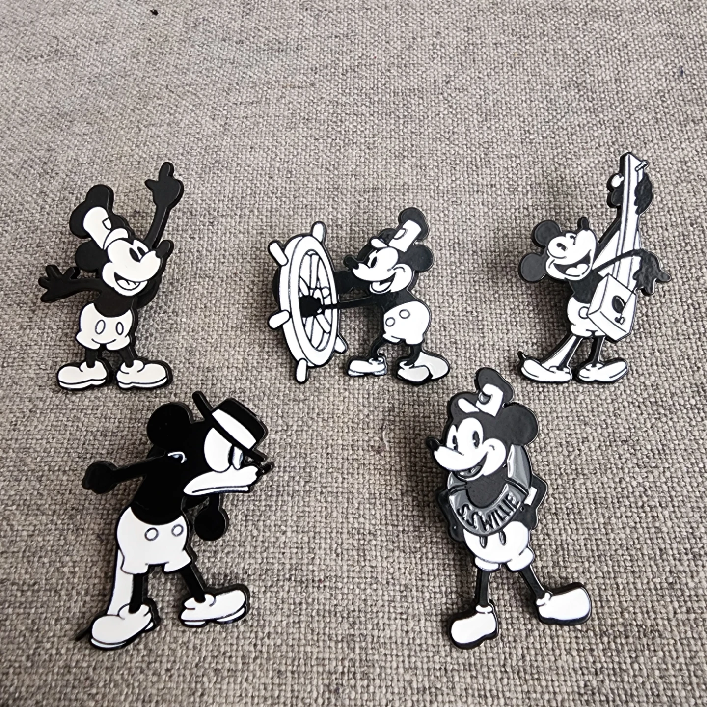 Set of 5 Vintage Mickey Mouse Pins - photo 3