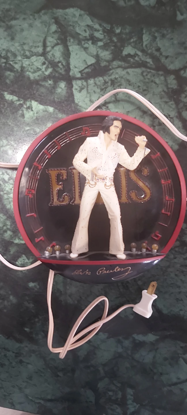 Elvis Presley "On Stage in Hawaii" Lighted Display - photo 2