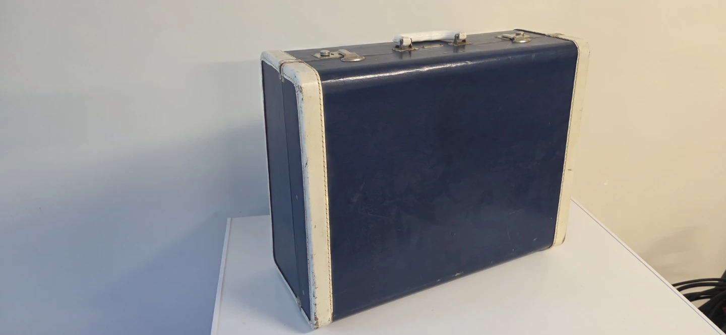 Collection of Vintage Suitcases (will be disposal soon) - photo 4