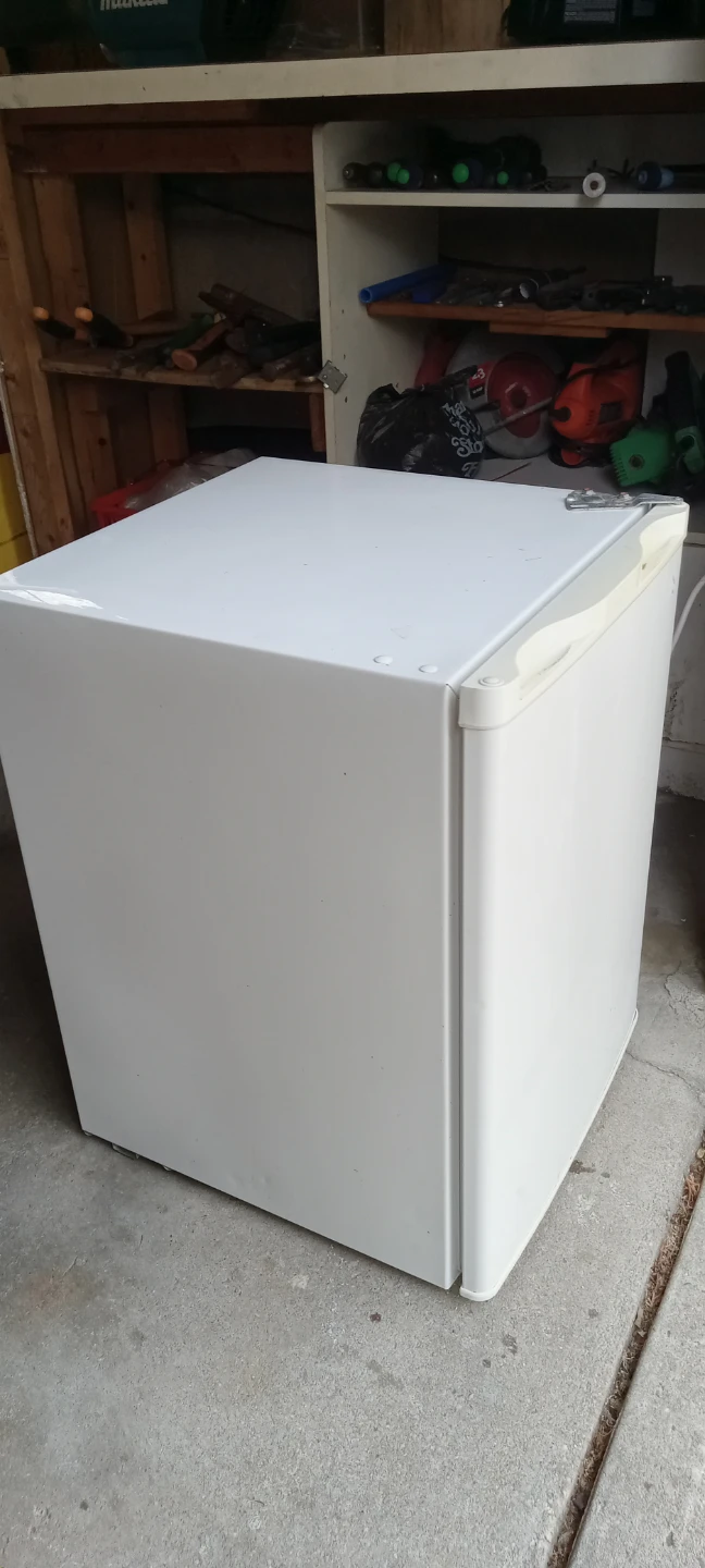 Free ,gratis White Compact Mini Refrigerator