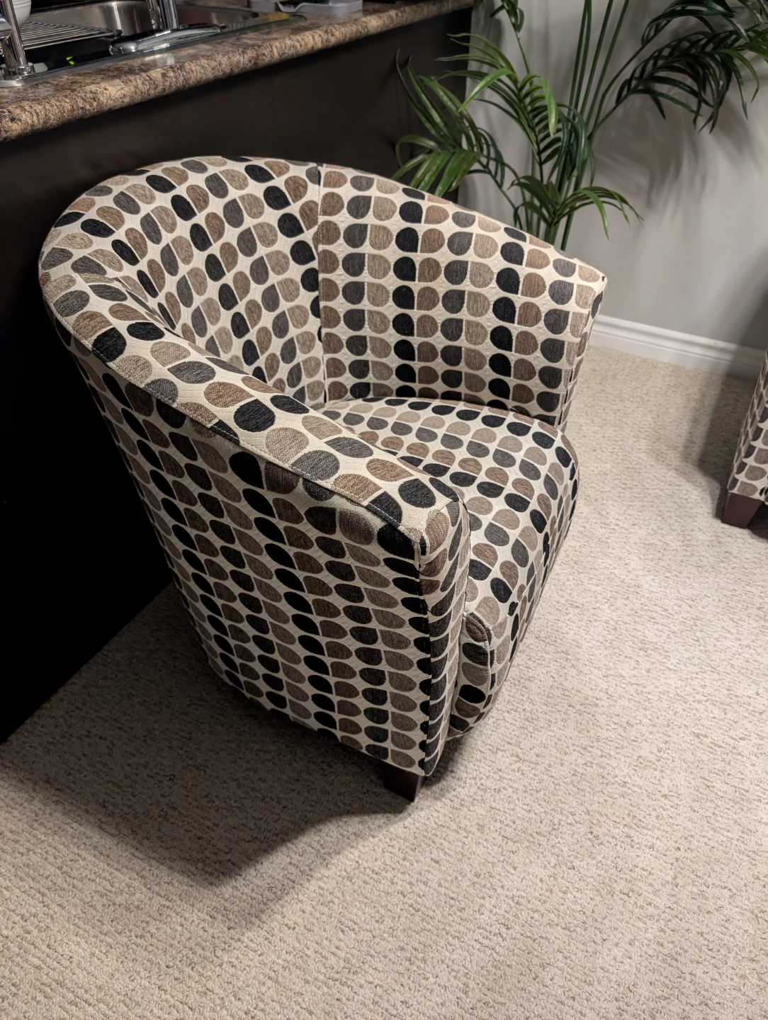 2 Accent Armchairs with Geometric Pattern - photo 2