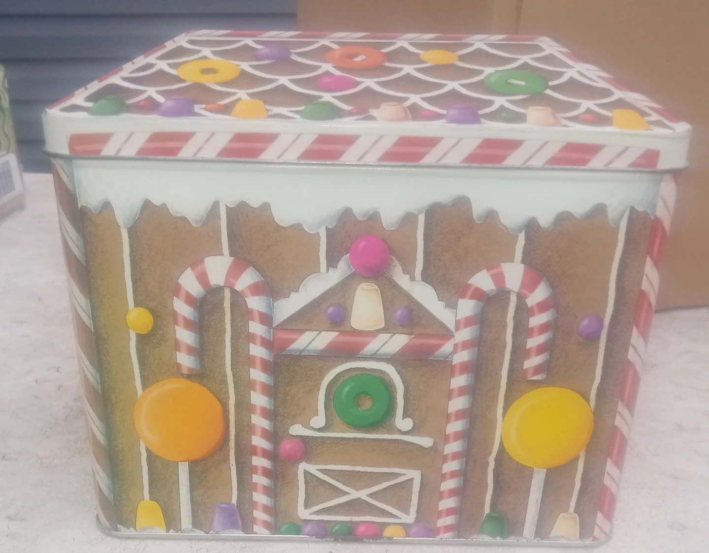 Gingerbread House Cookie Tin - photo 2
