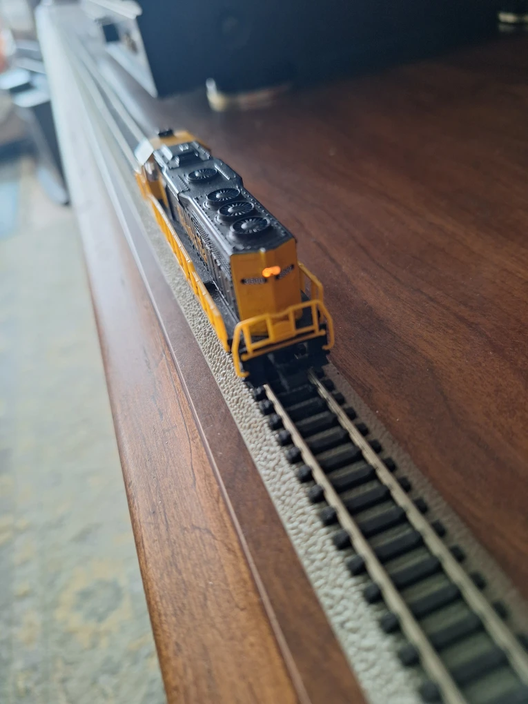 N Scale Santa Fe Diesel Locomotive Model Train - photo 3