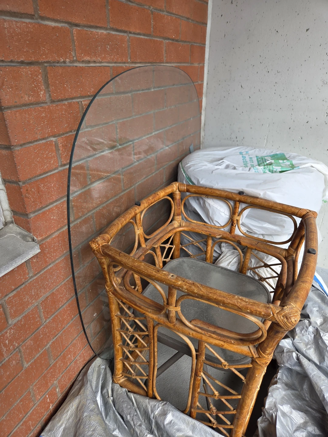 Glass Table Top/Rattan Pedestal 🥕