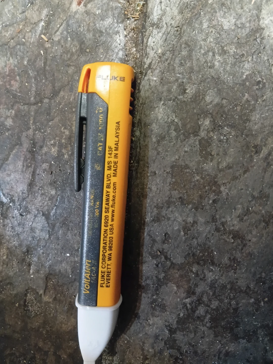 Fluke VoltAlert Non-Contact Voltage Tester - photo 4