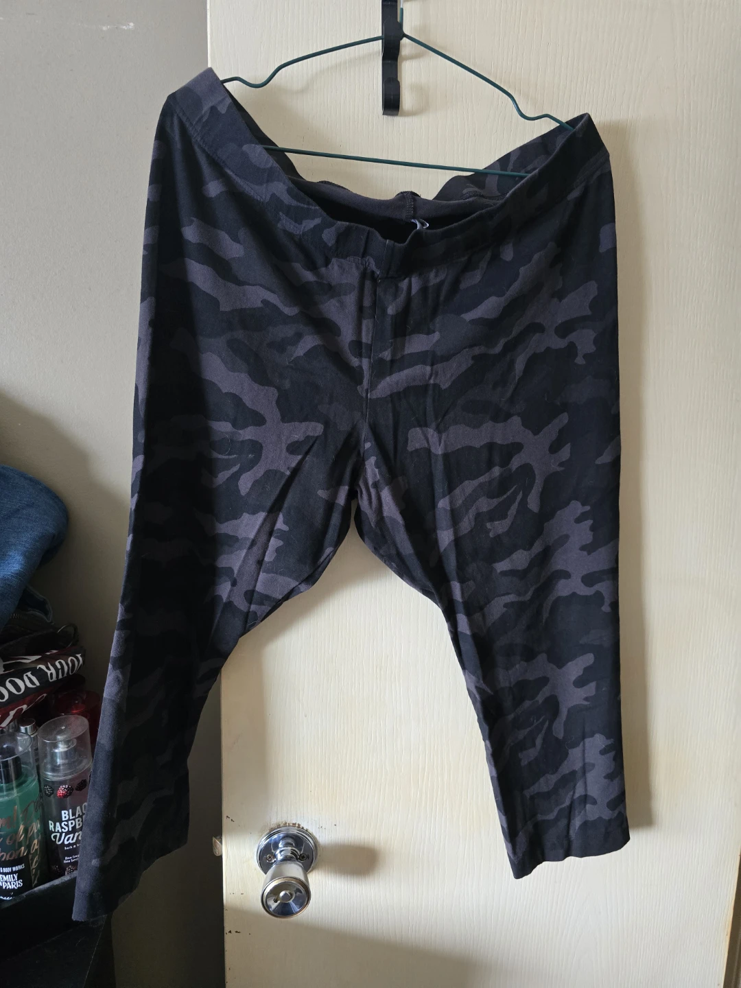 Old Navy Camo Capris - Size XL