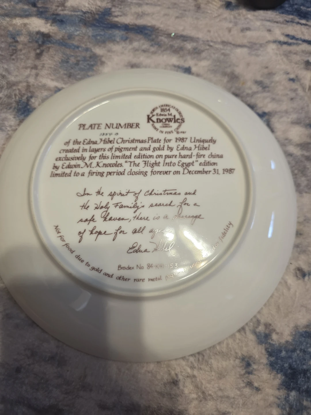1987 Edna Hibel Christmas Plate The Flight Into Egypt - photo 2