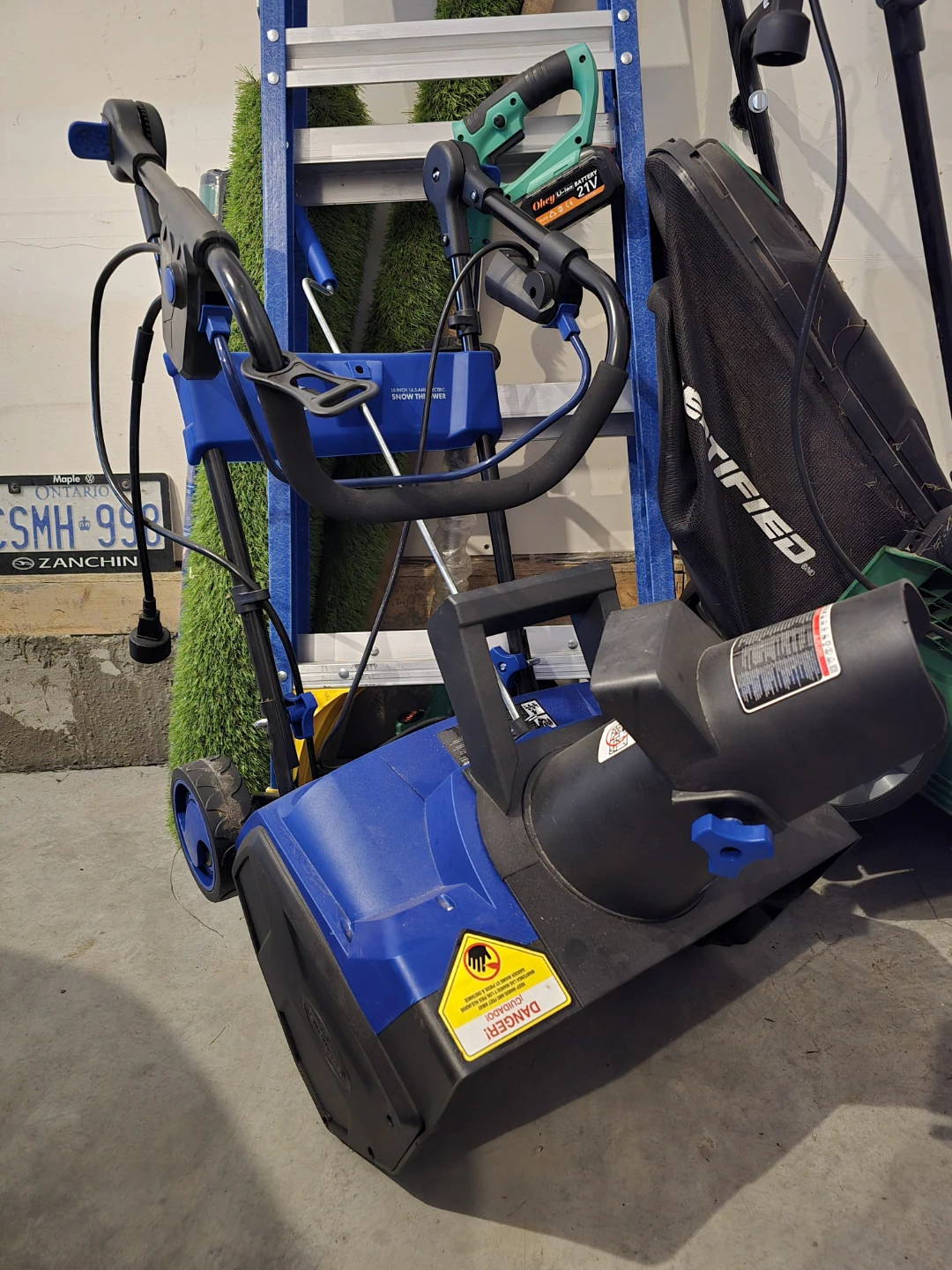 Snow  Joe snow blower 22"