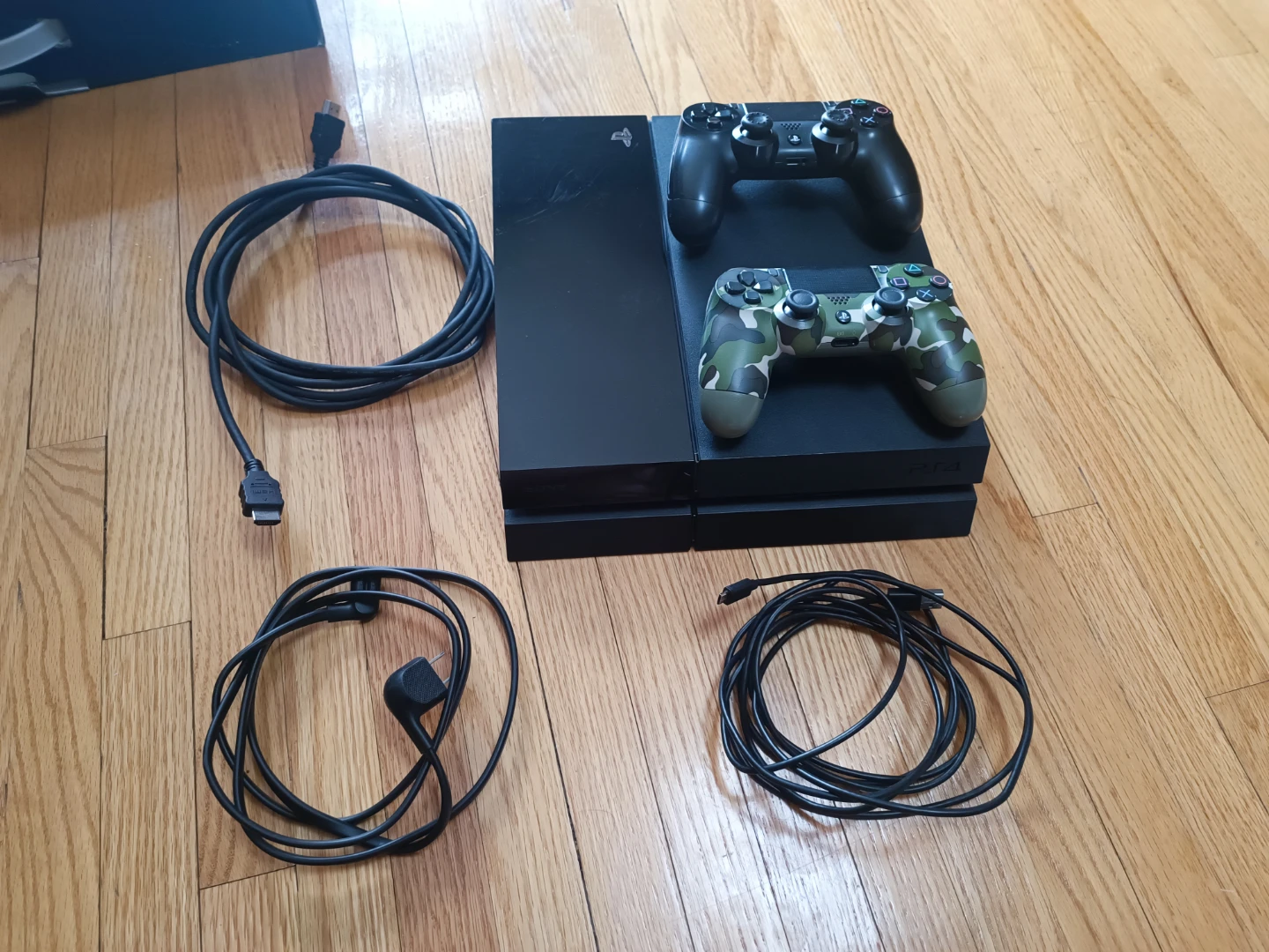 Sony PlayStation 4 gaming console in black with many accessories - photo 2