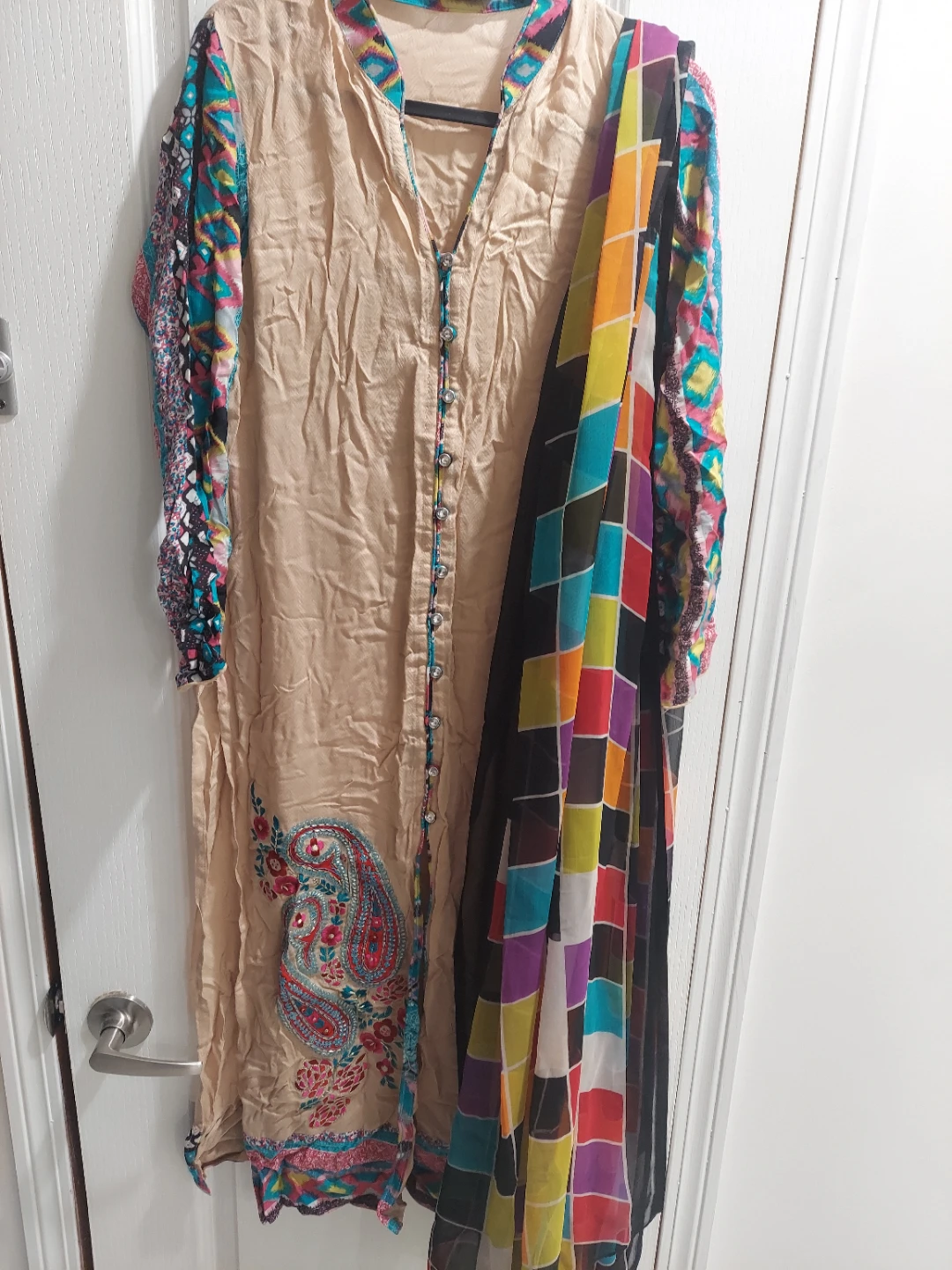 Beige Embroidered Kurti with Colourful Scarf - photo 2
