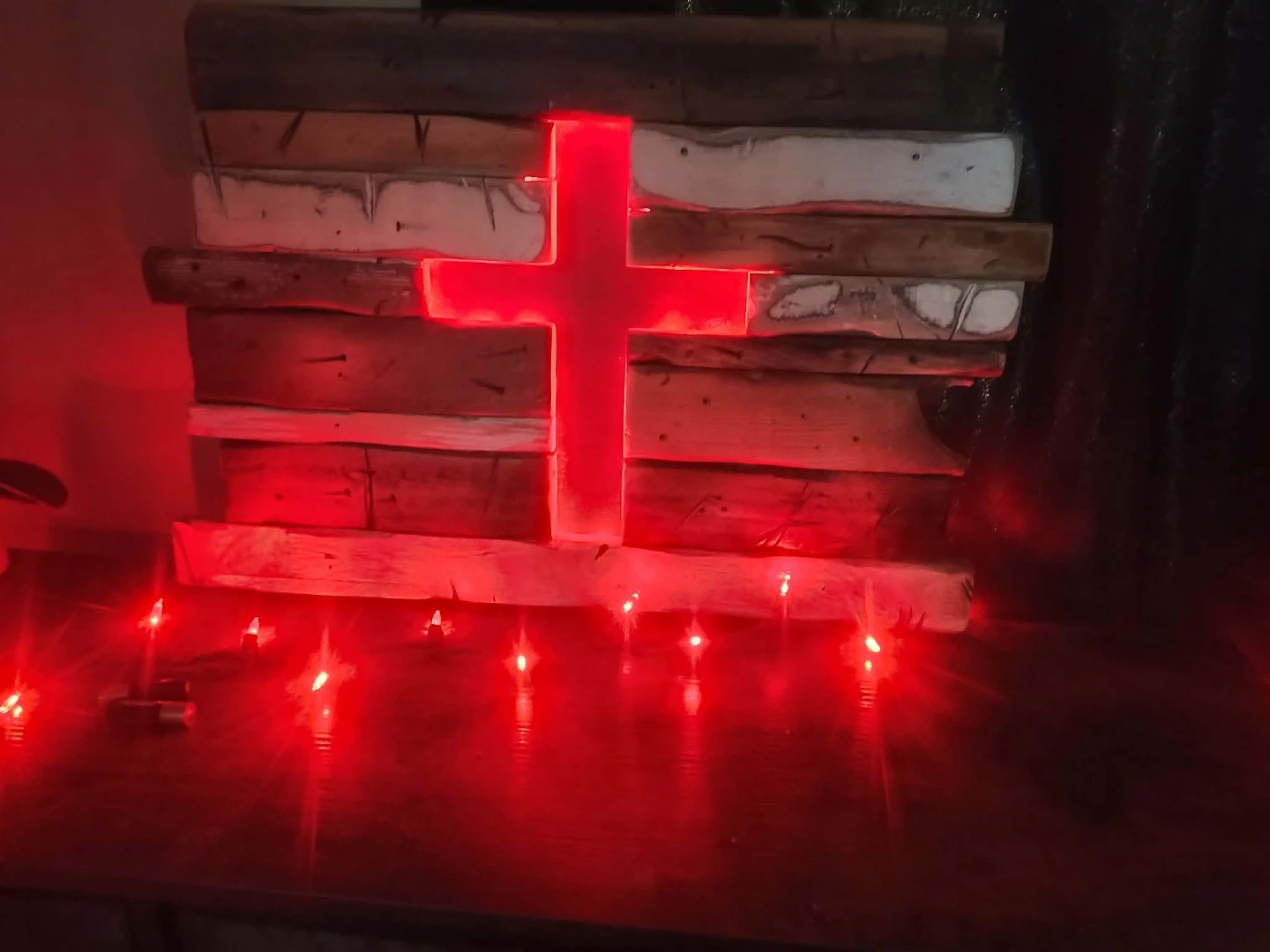 Illuminated Wooden Cross Decor with Red Lights - photo 2