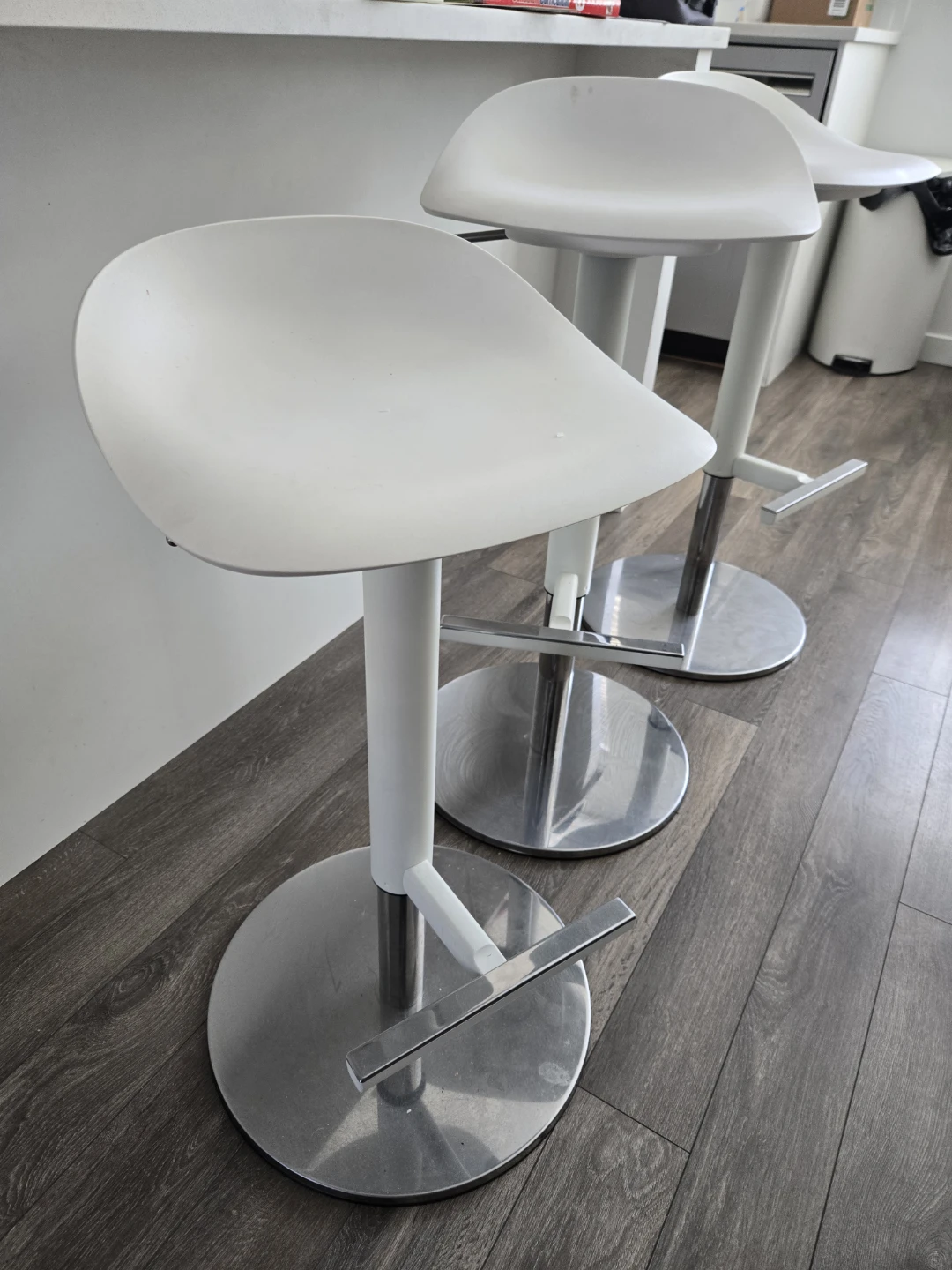 Set of 3 White Adjustable Bar Stools - photo 2