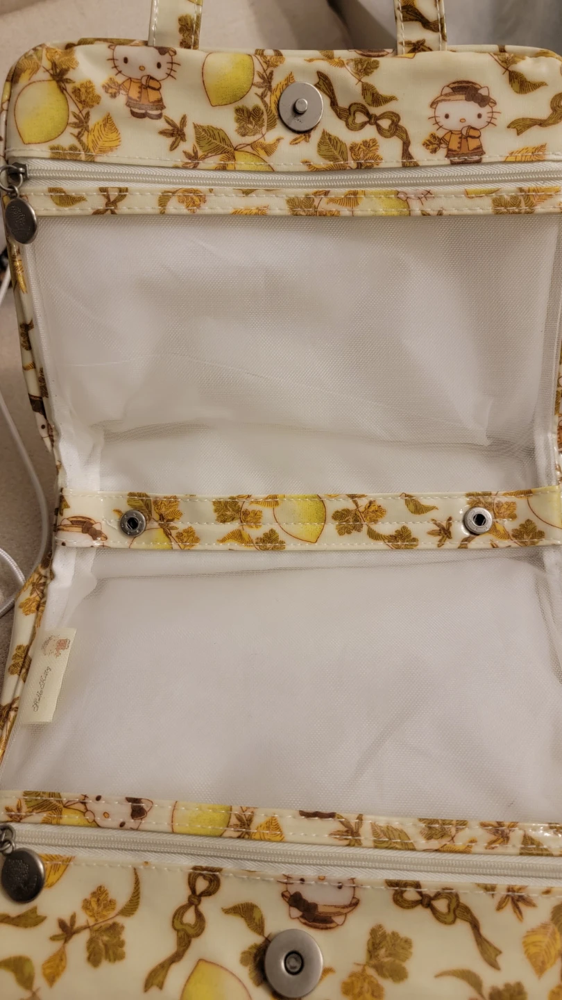 Crabtree & Evelyn x Hello Kitty toiletry bag - photo 2