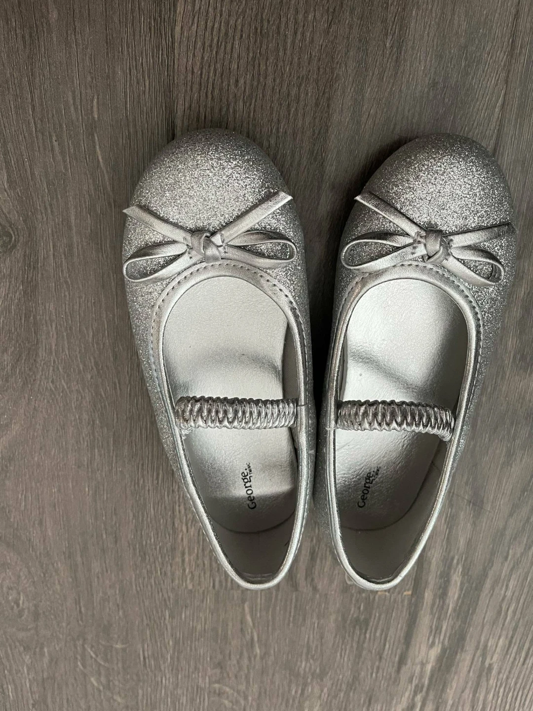 2 pairs Kids for girls 6yrs to 8yrs old., 1 sandals 8 yrs old - photo 2