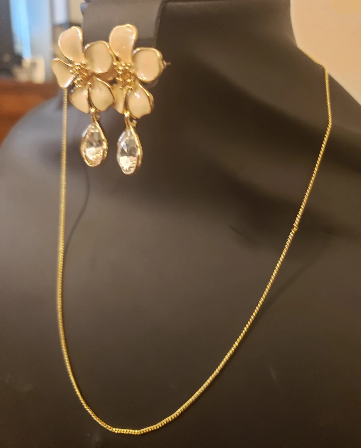 Gold Flower Earrings and Necklace Set - photo 2