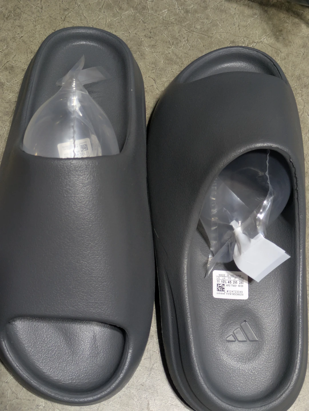 Adidas Yeezy Slides - photo 2