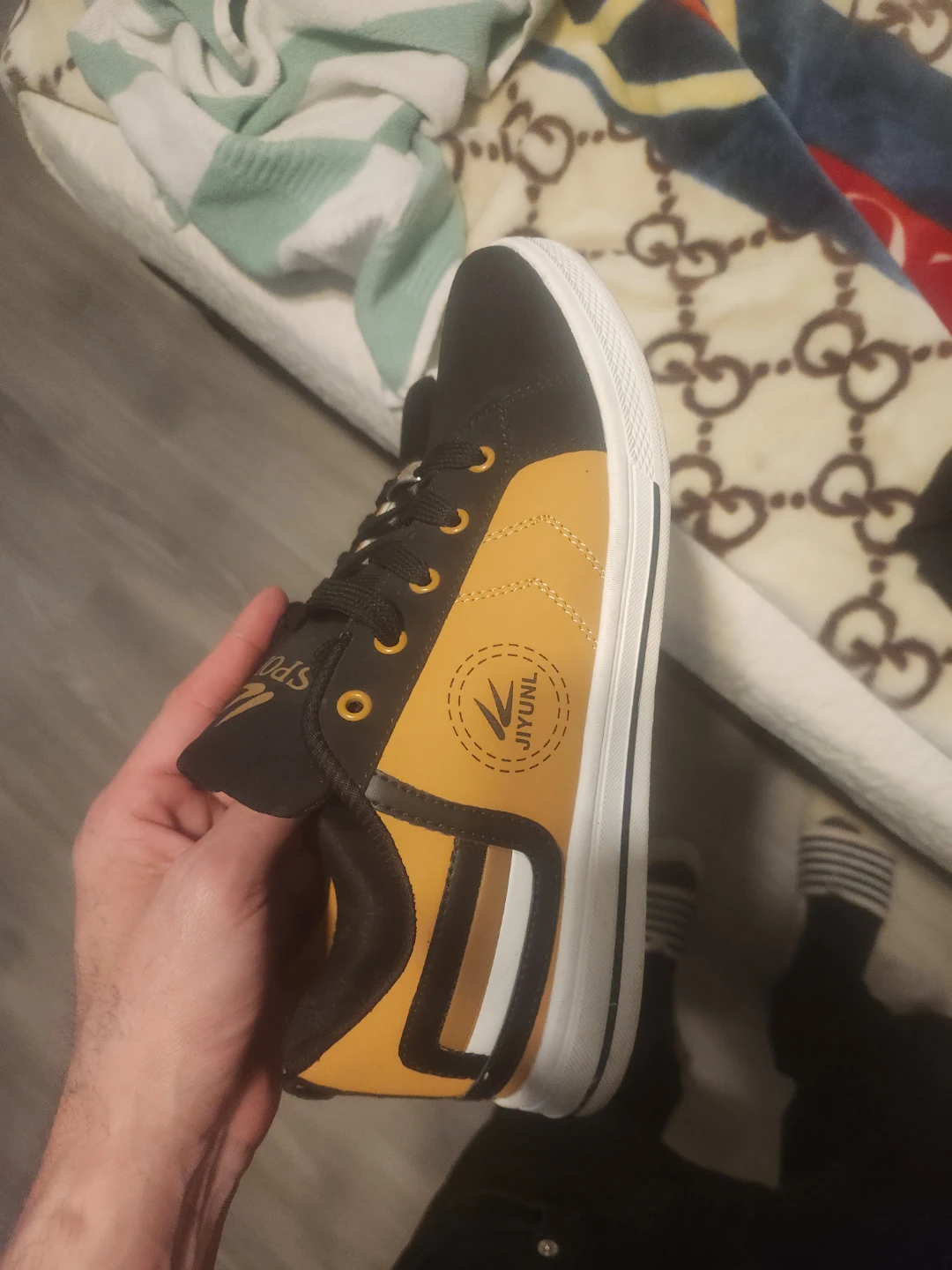 JIYUNL Sport Sneakers Black and Yellow