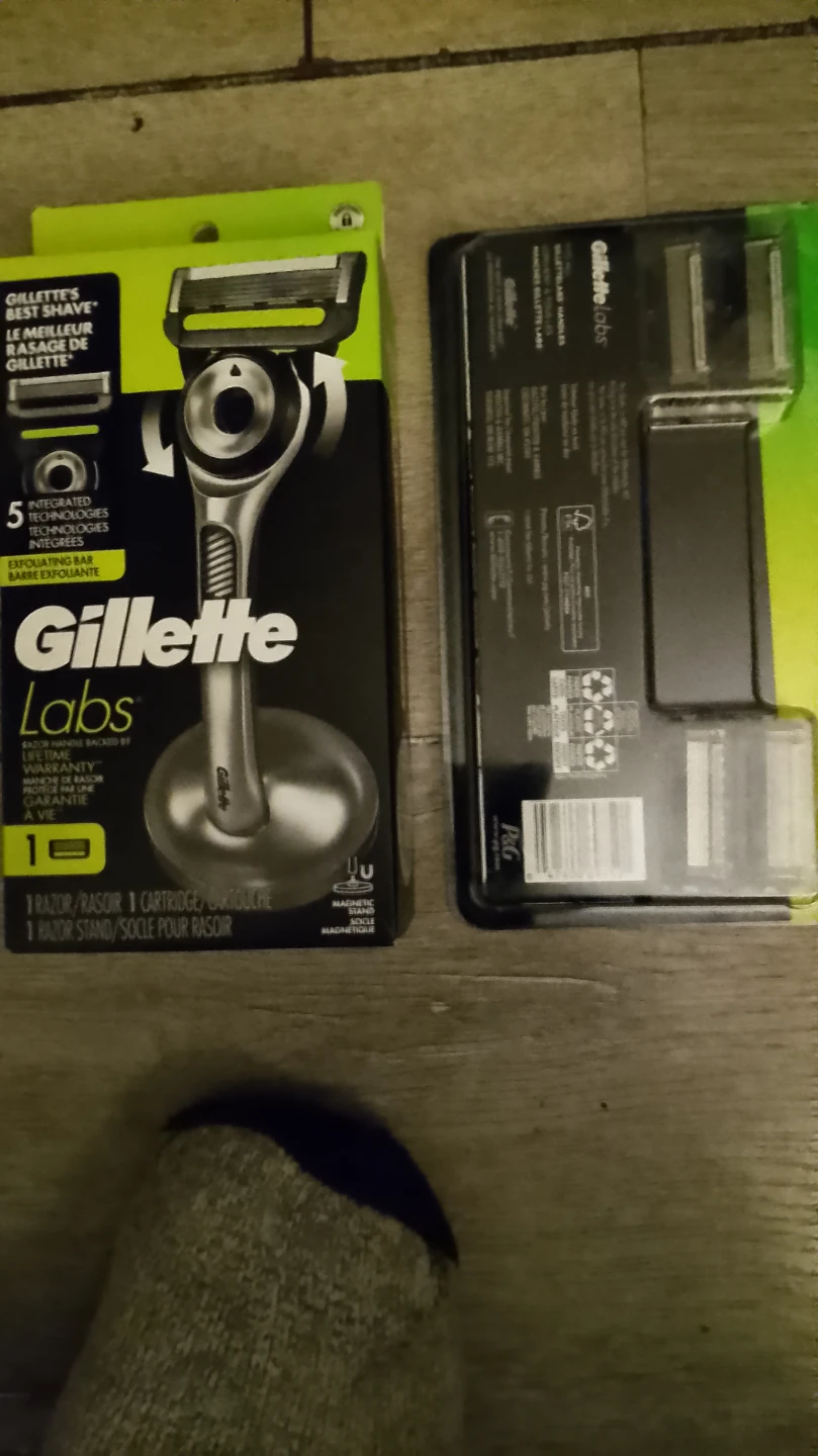 Gillette Labs Razor with Exfoliating Bar and Magnetic Stand
