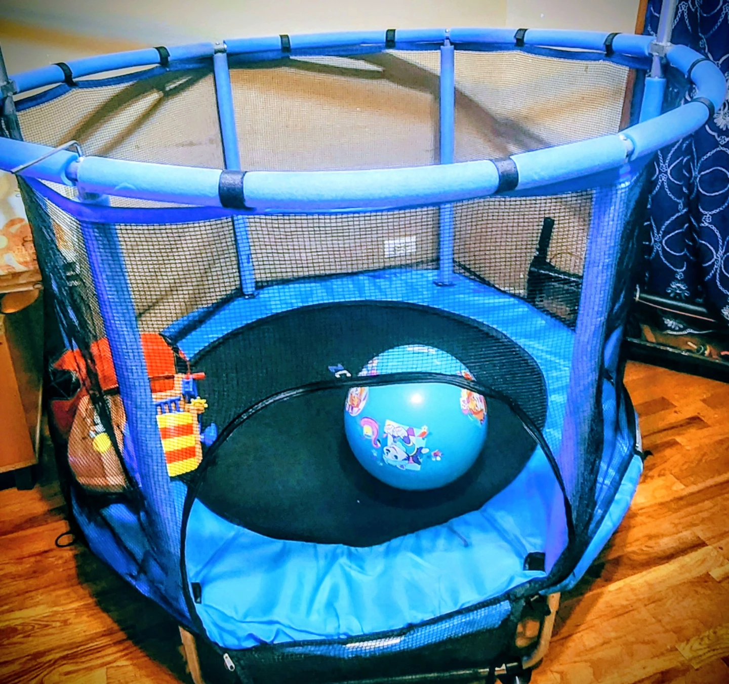 Kids Trampoline with Safety Enclosure Net and Ball