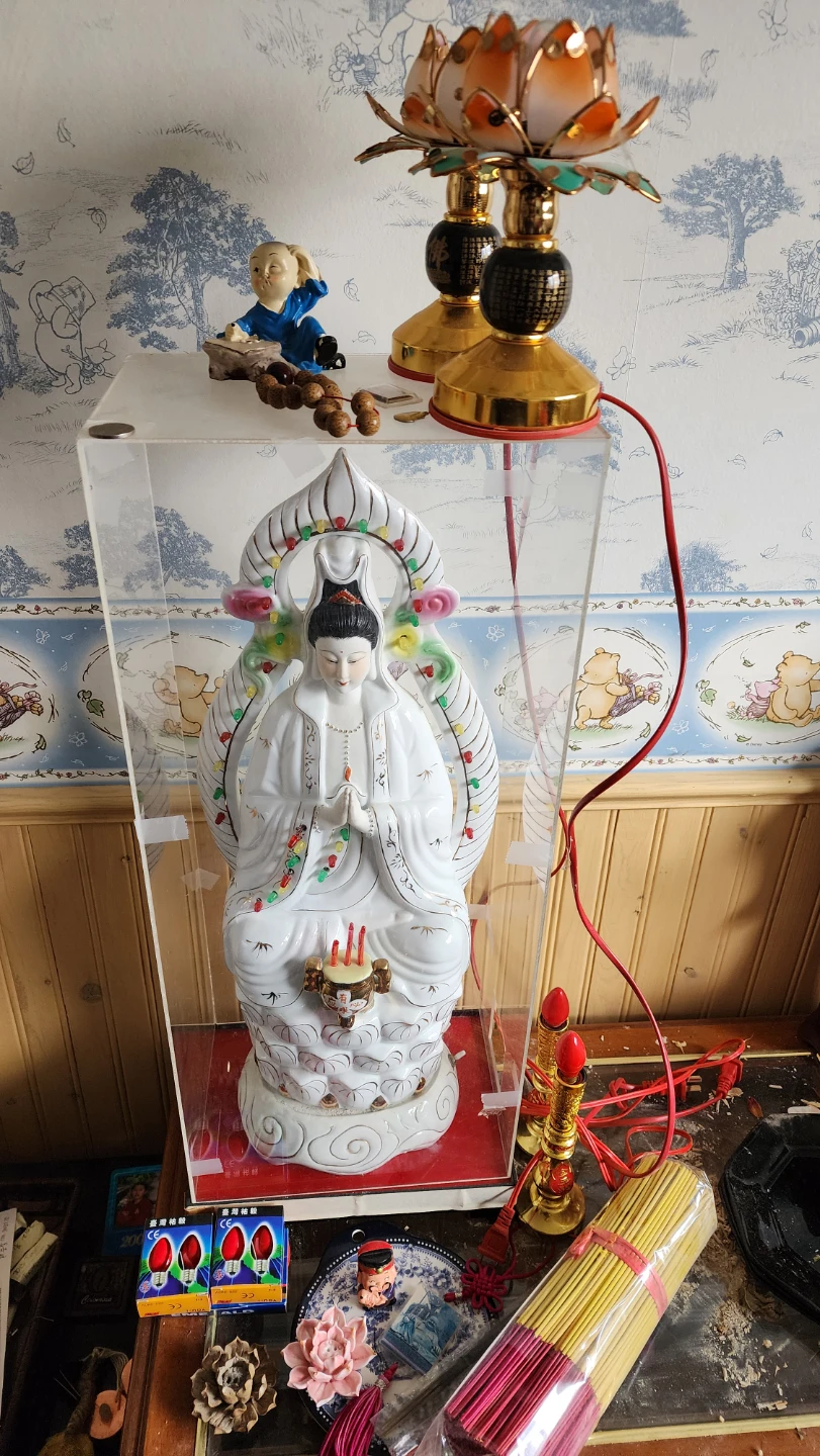 Porcelain Guanyin statue and accessories.