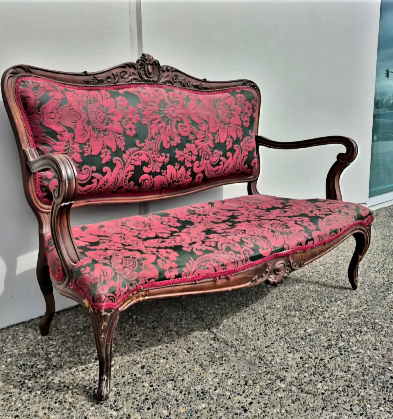 Antique 2 Seater Setee Floral Design Couch (Delivery Available)