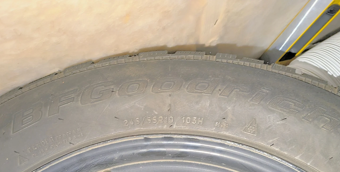 4x Nearly Brand New 245/55 R19 Winter tires on steel rims - photo 3