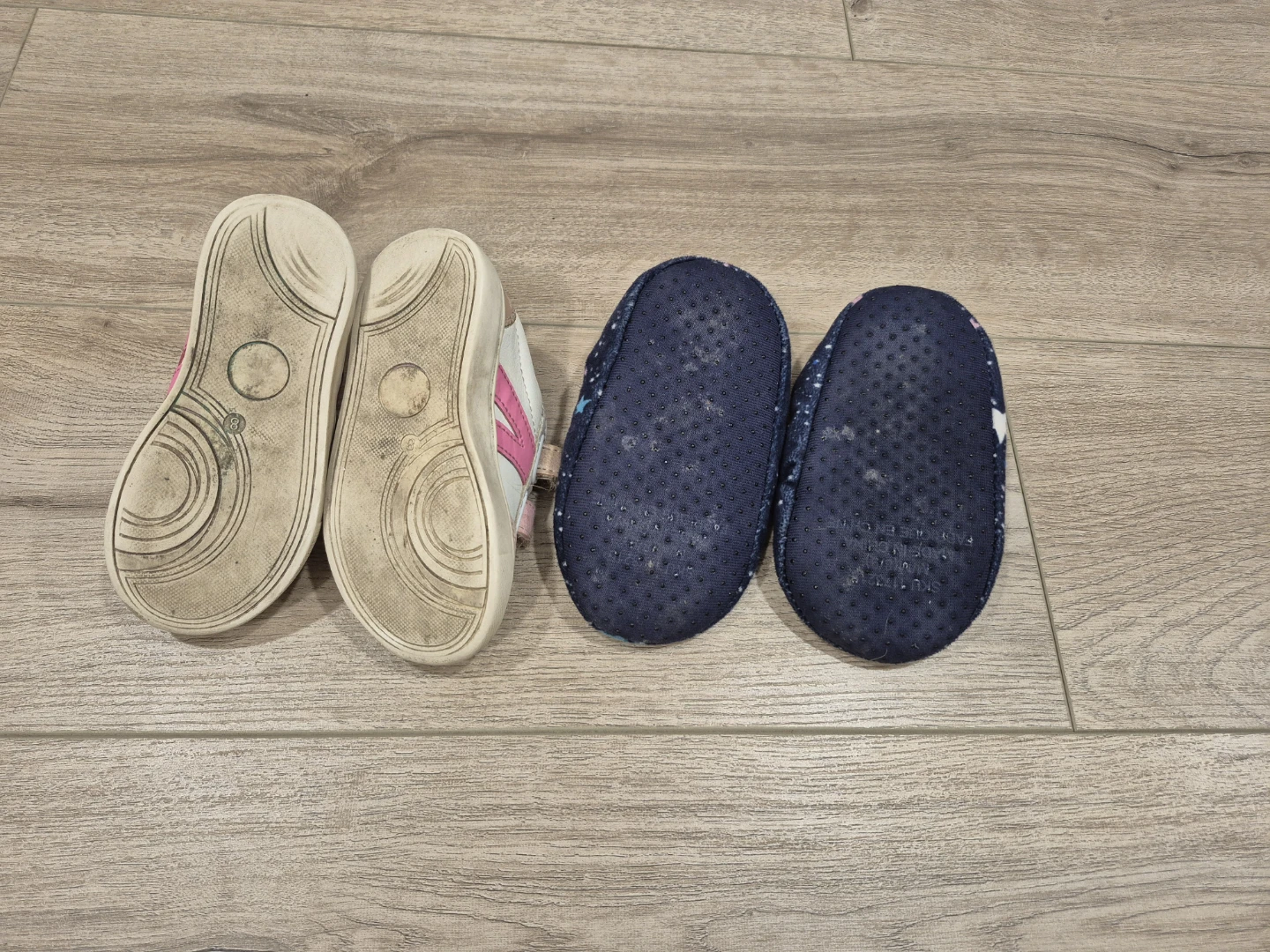 2x Size 8 Girls Footwear - photo 2
