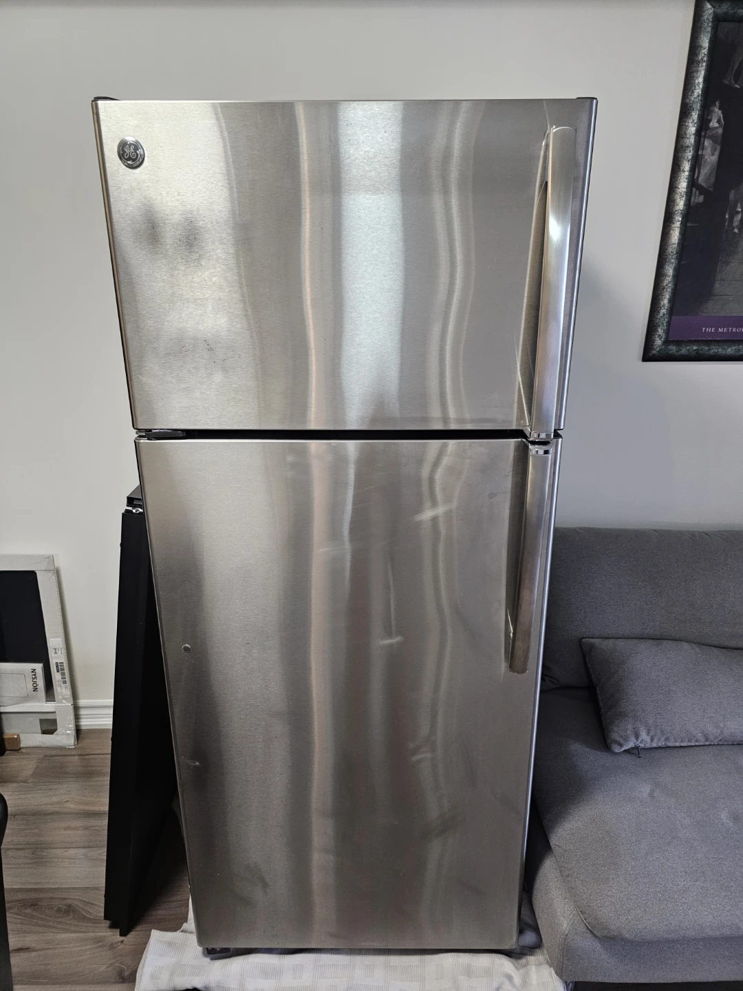 GE - 28 Inch Top Mount Refrigerator GTE18GSHSS
