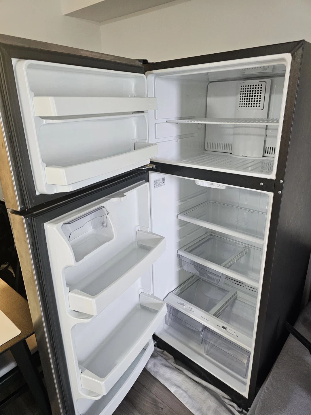 GE - 28 Inch Top Mount Refrigerator GTE18GSHSS - photo 2