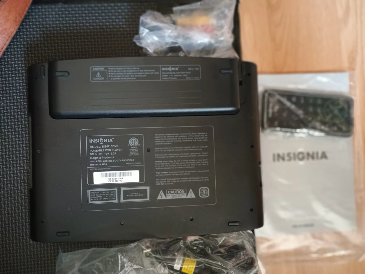 Insignia 10.1" Portable DVD Player NS-P10DVD - photo 4