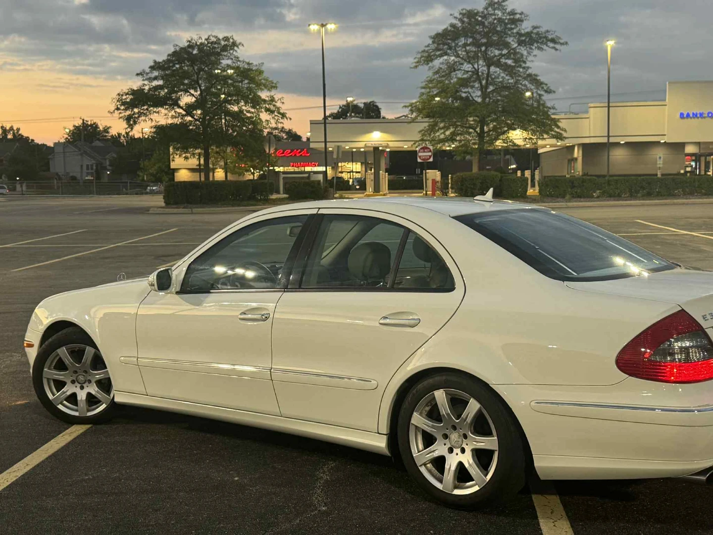 White Mercedes-Benz E350 - photo 3