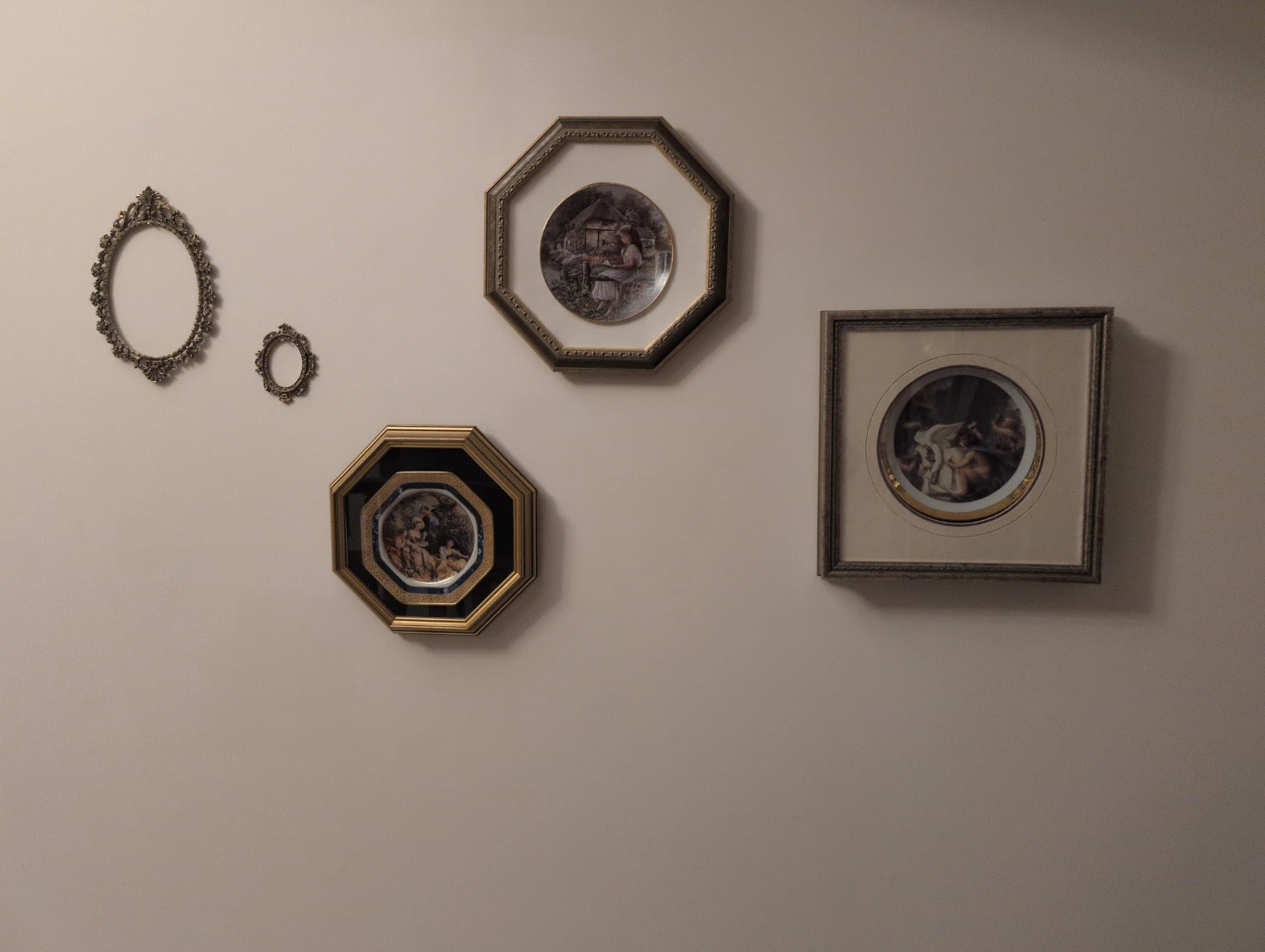Must go! Moving this week!Decorative Wall Plates Set