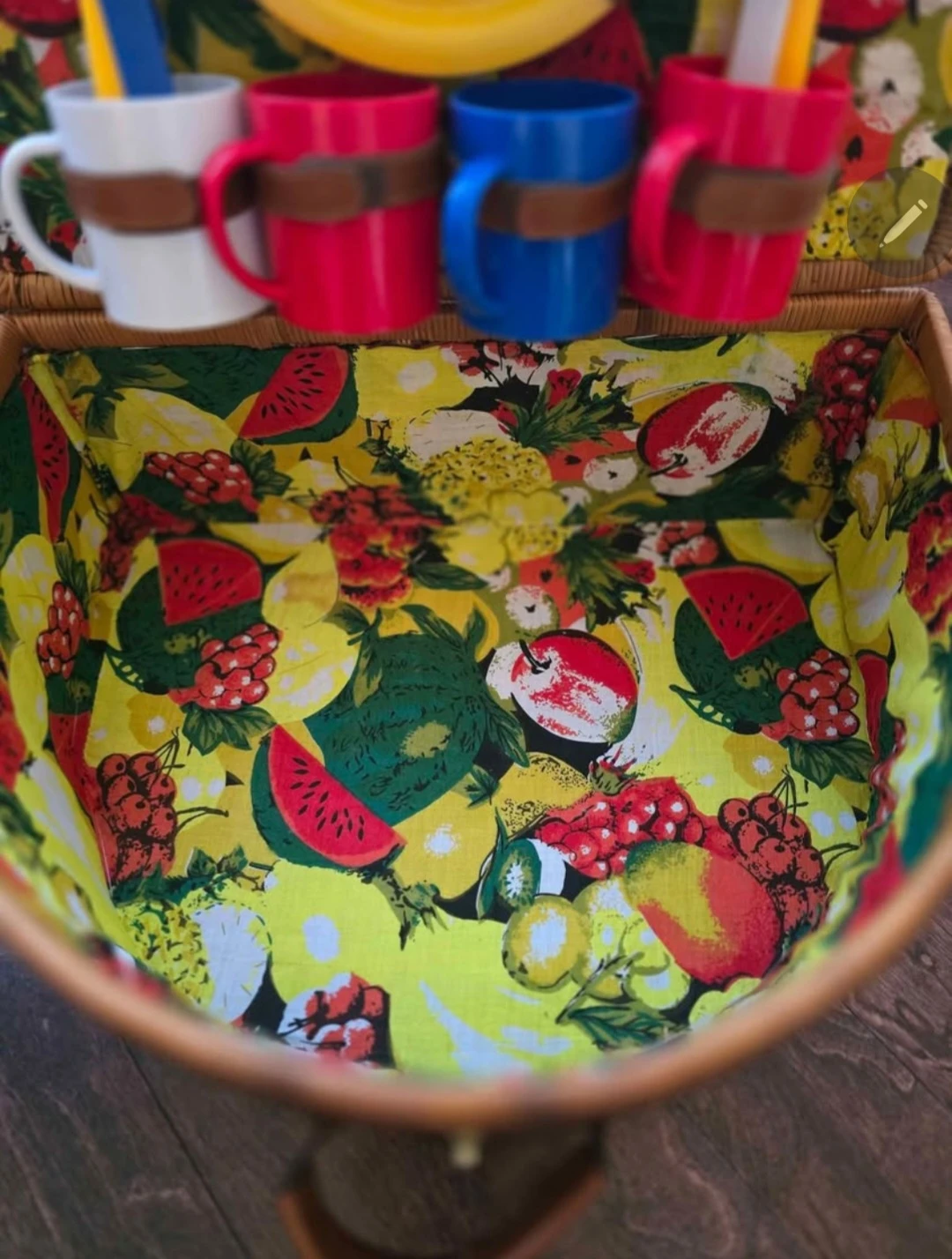 Vintage Picnic Basket Set with Cups and Plates - photo 4