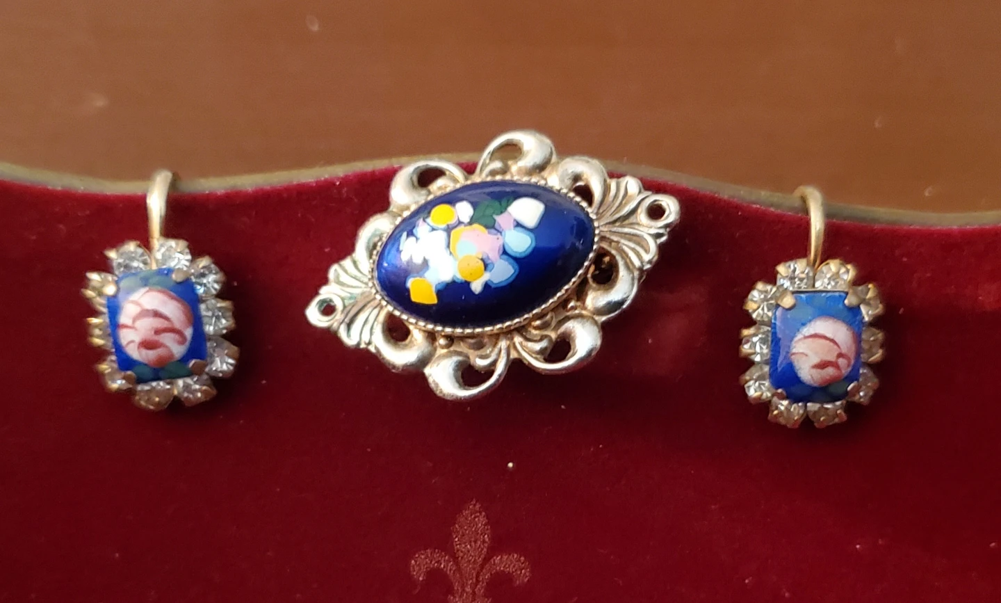 1940's Hand Painted Brooch & Screw back Earring Set - photo 2